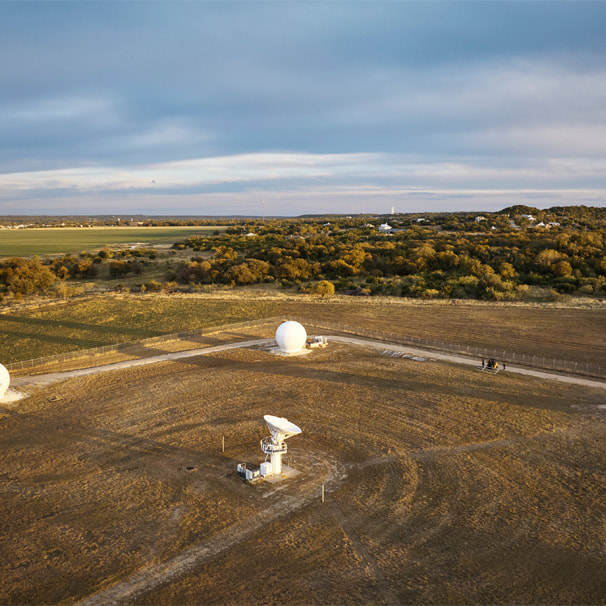Globalstar 地面站野外設備｜來源：Apple Newsroom