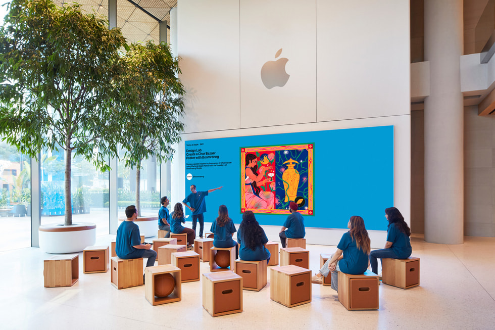 Forum-delen i Apple BKC vises, med en videovegg og sitteplasser.