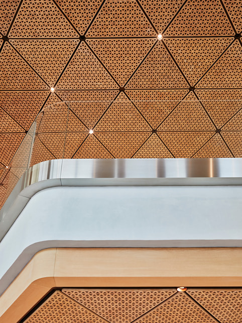 ภาพระยะใกล้ของฝ้าเพดานไม้รูปสามเหลี่ยมของ Apple BKC