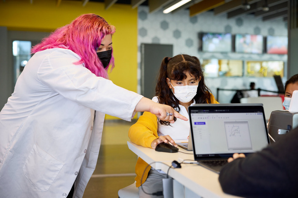 Instrutora ajuda aluna durante um evento “STEAM Max” na California State University, Dominguez Hills.