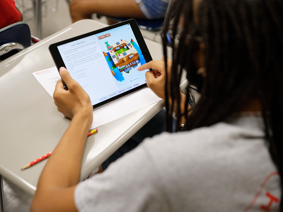 Ilustracja przedstawiająca, jak uczeń uczestniczący w zajęciach Rutgers 4-H Computers Pathways Program korzysta w klasie z iPada.