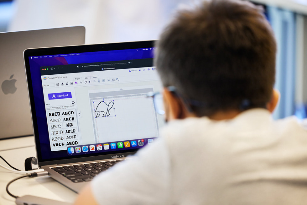 طالب يستخدم جهاز كمبيوتر محمول في جامعة ولاية كاليفورنيا ، تجربة "STEAM Max" لدومينغيز هيلز.