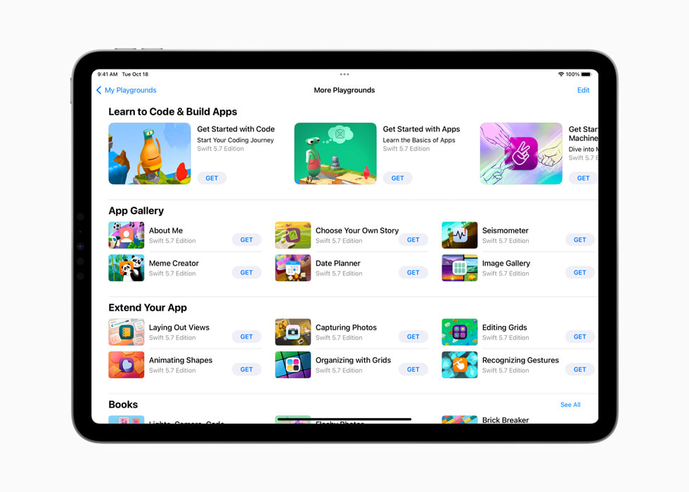 Un iPad muestra una serie de playgrounds en Swift Playgrounds.