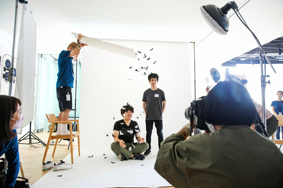 Ein:e Apple Freiwillige:r assistiert bei einem Fotoshooting im Rahmen des Creative Studios Programms in Tokio.
