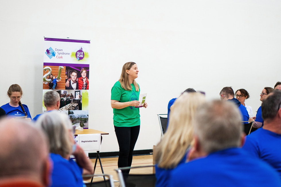 En Apple-volontär talar inför en grupp åhörare på Field of Dreams i Cork, Irland.