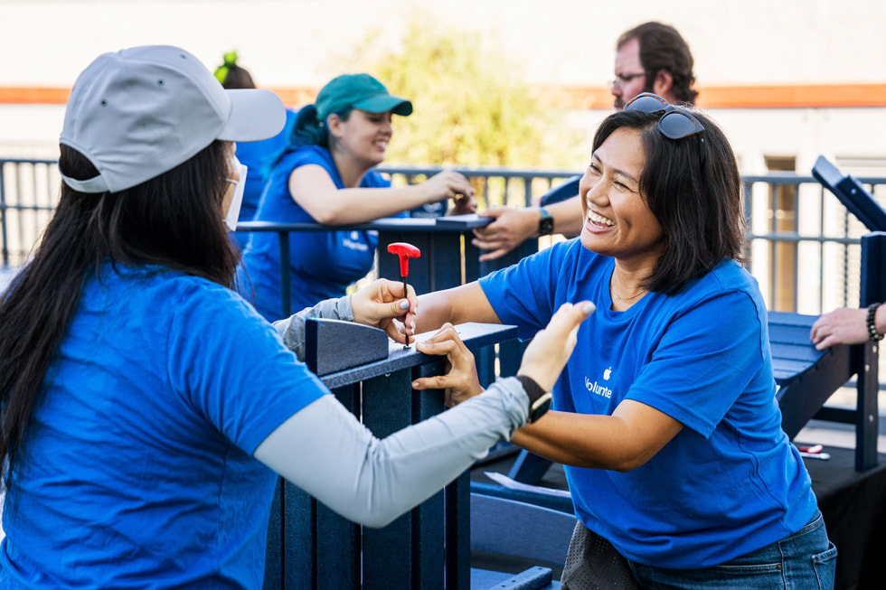 Apple-medarbejdere laver frivilligt arbejde i Santa Clara, California.