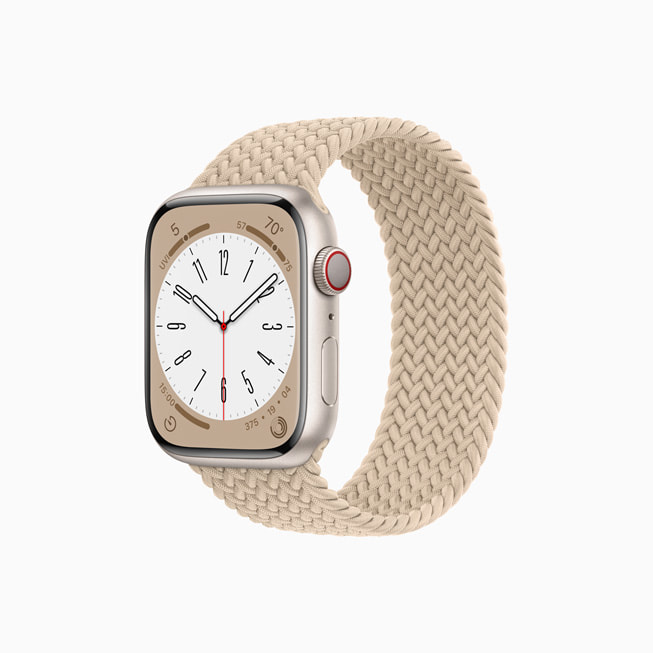 Apple Watch Series 8 con caja de aluminio en blanco estrella y una correa Solo Loop trenzada beis.