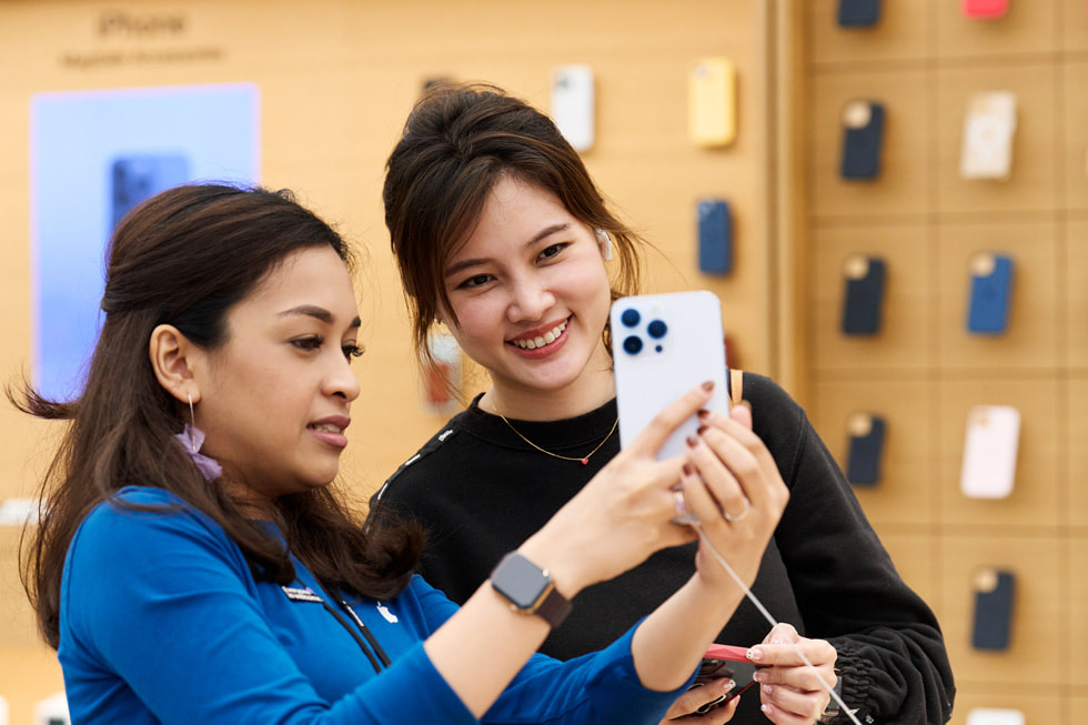 An Apple Specialist showing the capabilities of iPhone 14 Pro to a customer.