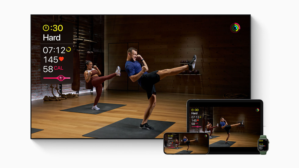Dispositivi Apple e smart TV che mostrano il nuovo tipo di allenamento Kickboxing su Apple Fitness+.