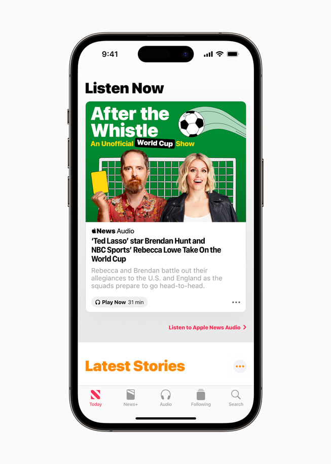 Un iPhone 14 Pro che mostra il programma Apple News Audio “*After the Whistle*”.