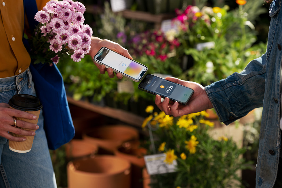 En person använder Tap to Pay på iPhone för att göra ett köp från en handlare.