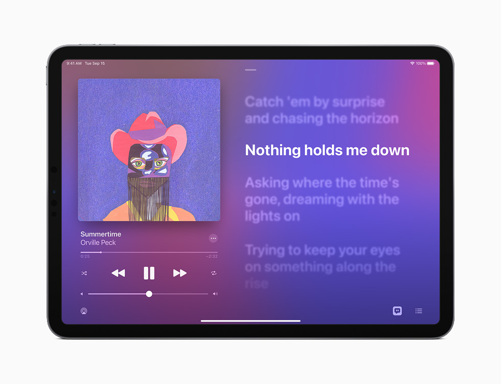 Imagen de un iPad tocando la canción “Summertime” de Orville Peck en Apple Music.