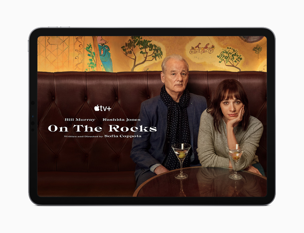 Apple TV+の“On the Rocks”を表示するiPad。