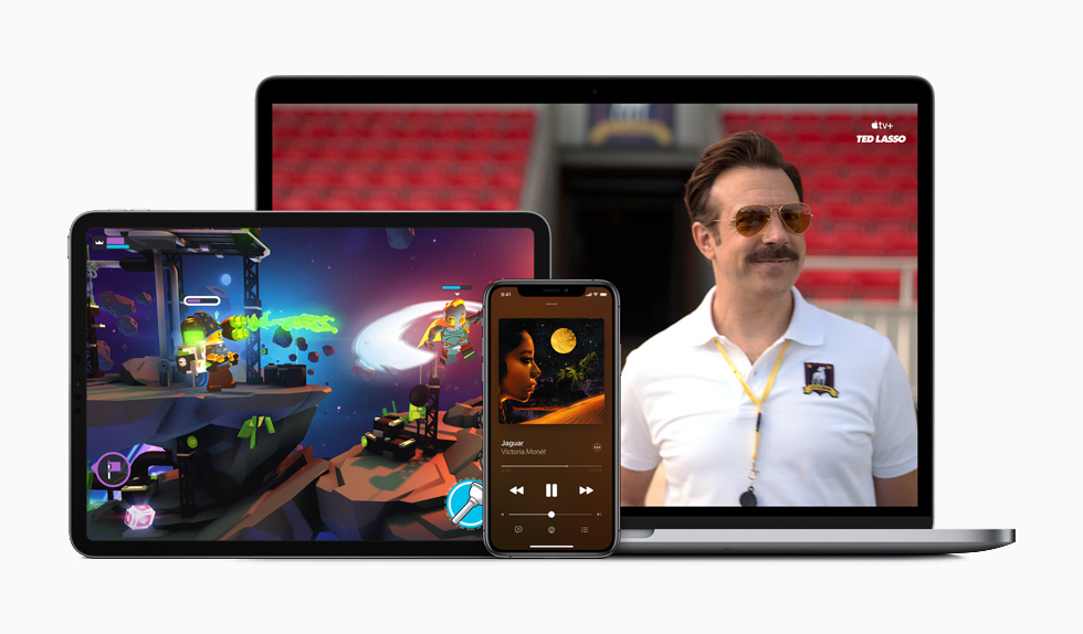 Apple Arcadeが表示されているiPad、音楽が再生されているiPhone、Apple TV+が表示されているMacBook。