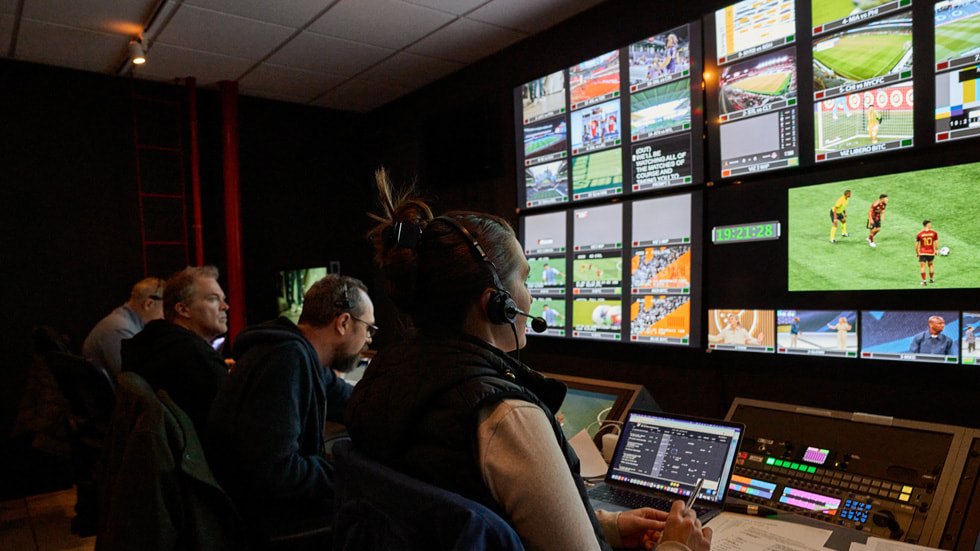 Von links nach rechts: Koordinierender Produzent des MLS Season Pass Peter Young, Showproduzent Jeff Heyman und Regisseurin Courtney Stockmal.