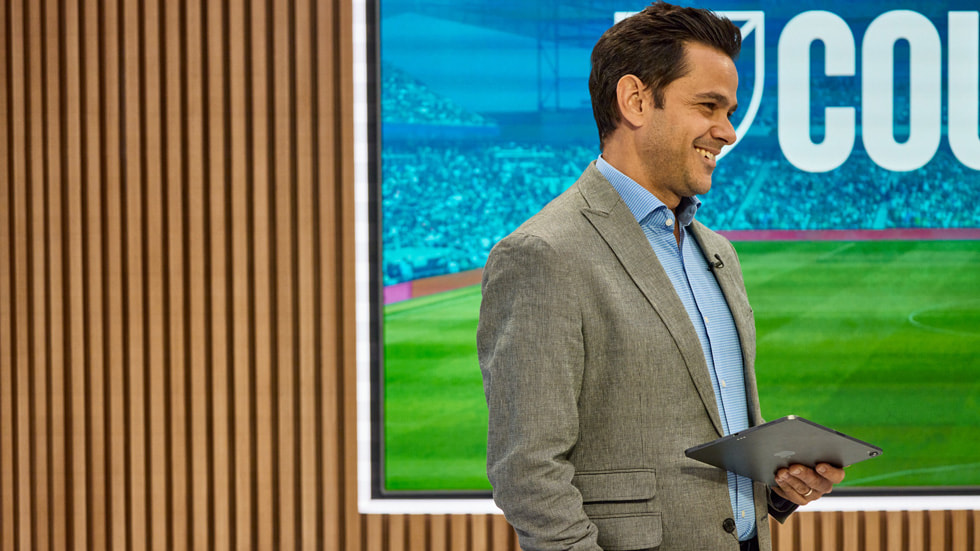 L’animateur en langue espagnole Tony Cherchi participe à l’émission <i>MLS Countdown</i> dans le studio du MLS Season Pass à New York.