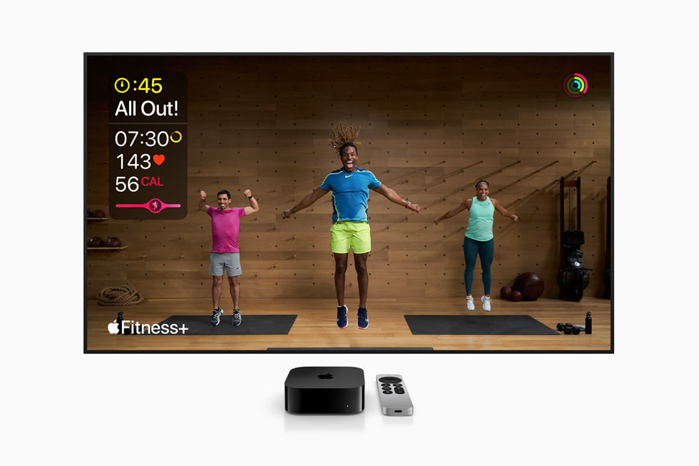 Apple TV 4K’nın ekranında bir Apple Fitness+ antrenmanı gösteriliyor.