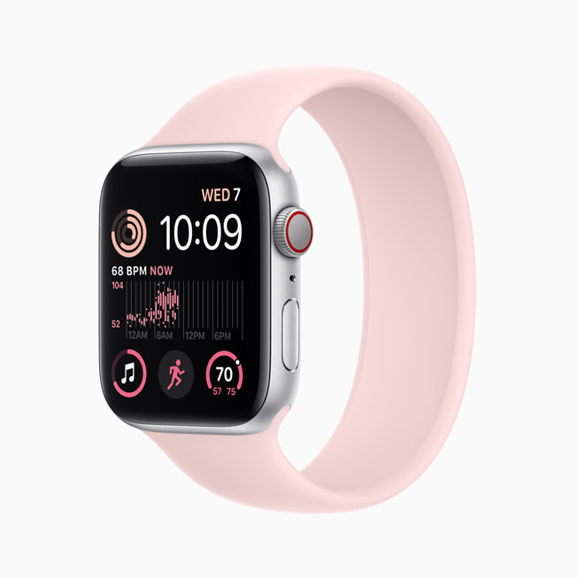 ساعة Apple Watch SE الجديدة المصنوعة من الألومنيوم باللون الفضي.