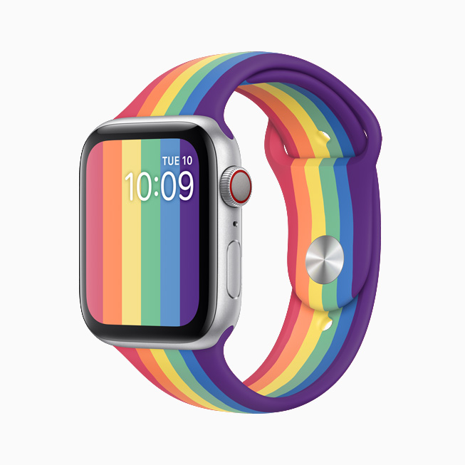 รูปภาพด้านหน้าของสาย Apple Watch แบบ Sport Band รุ่น Pride Edition และหน้าปัดนาฬิกา