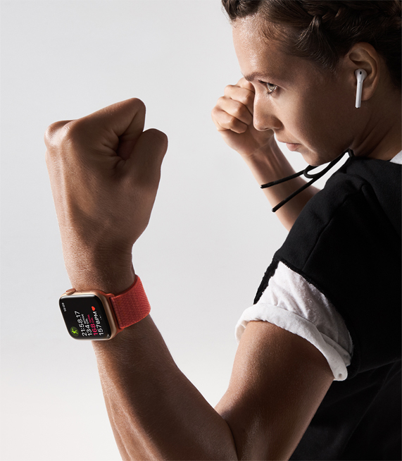 سيدة ترتدي Apple Watch Series 4 وتقف في وضع قتالي.