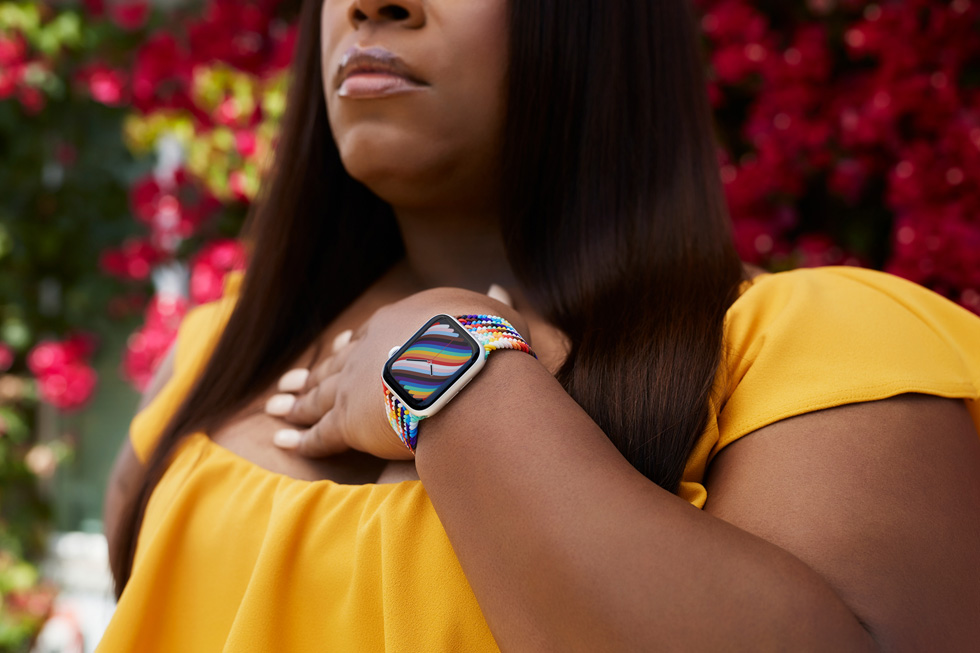 Närbild av HBTQ+-förespråkaren Dominique Morgan som har Apple Watch med flätad sportloop Pride Edition och Pride-urtavla på handleden.