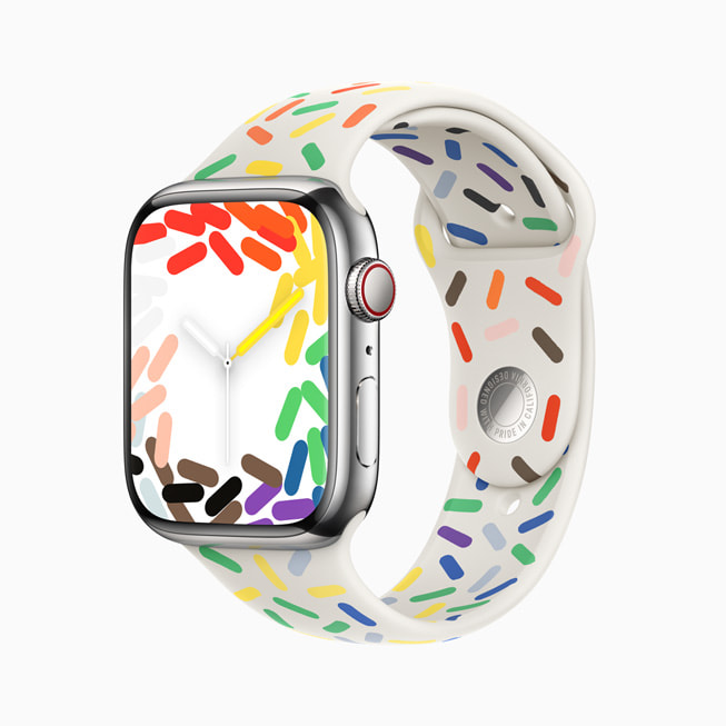Il nuovo cinturino Pride Edition e il quadrante abbinato su un Apple Watch Series 8. 