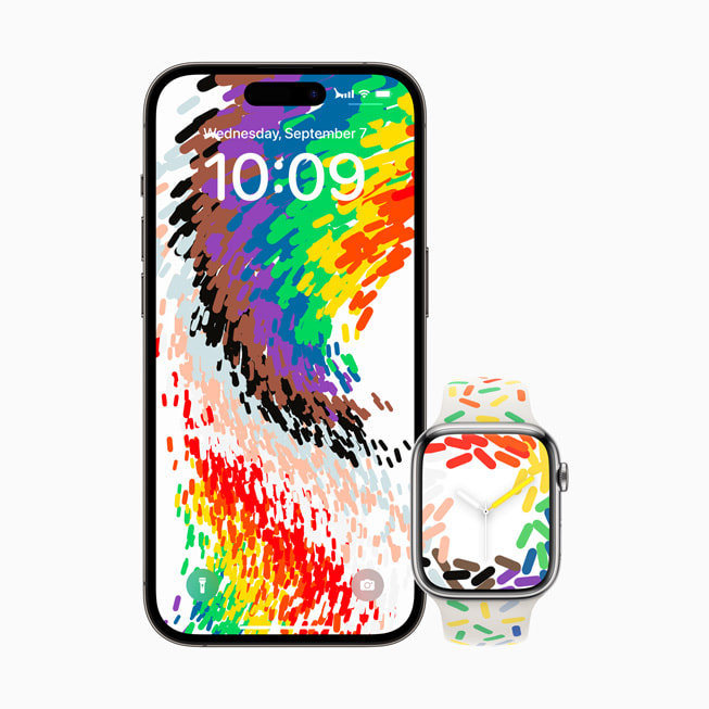 Le nouveau fond d’écran iOS Pride Celebration est affiché sur un iPhone 14 Pro, tandis que le cadran et le bracelet Pride Edition sont présentés sur une Apple Watch Series 8. 