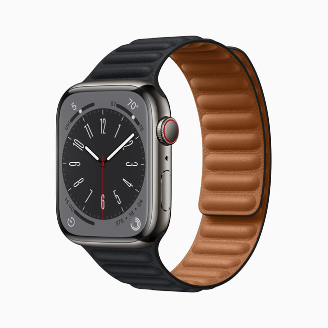 Il nuovo Apple Watch Series 8 in acciaio inossidabile color grafite.