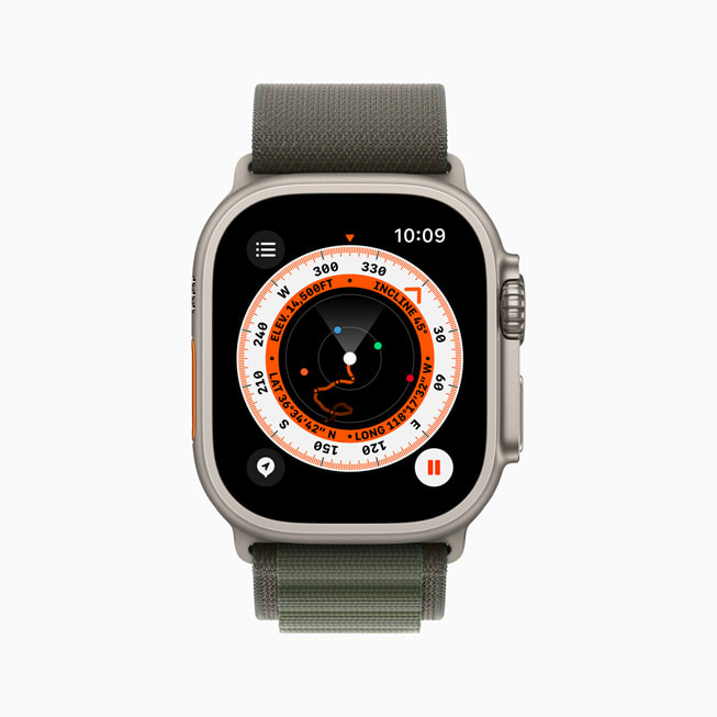 Apple Watch Ultra พร้อมสายแบบ Alpine Loop สีเขียวแสดงแอปเข็มทิศที่มีการปักจุดอ้างอิงไว้