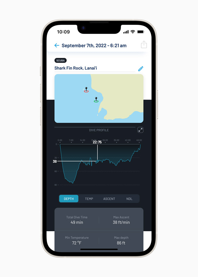 Oceanic+ 앱의 다이빙 후 기록하는 로그북을 보여주는 Apple Watch Ultra.