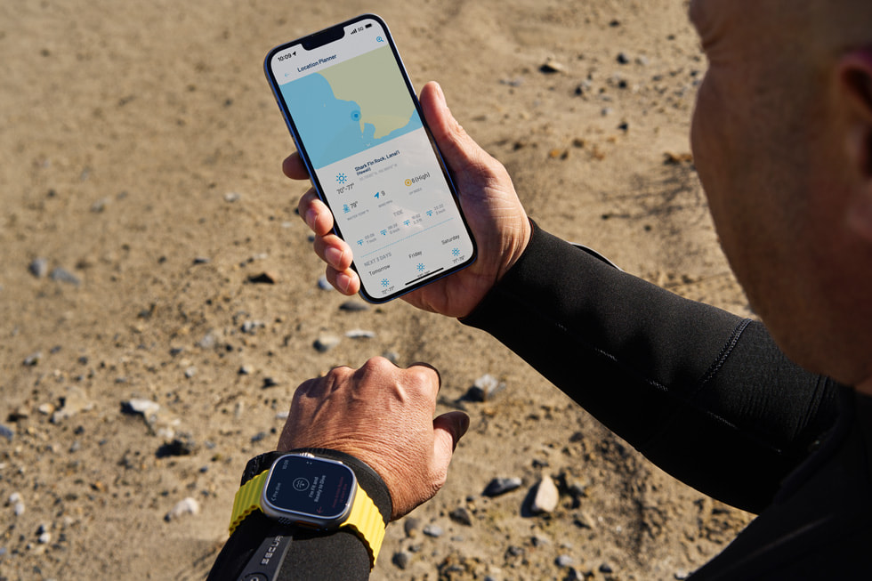 Apple Watch Ultra에서 Oceanic+ 앱을 살펴보는 다이버의 모습.