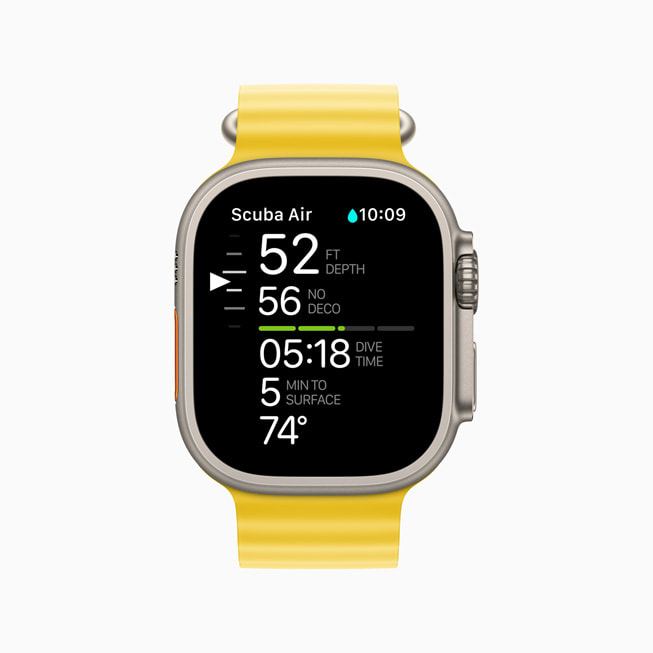 Apple Watch Ultra shows the Scuba Air screen in the Oceanic+ app.