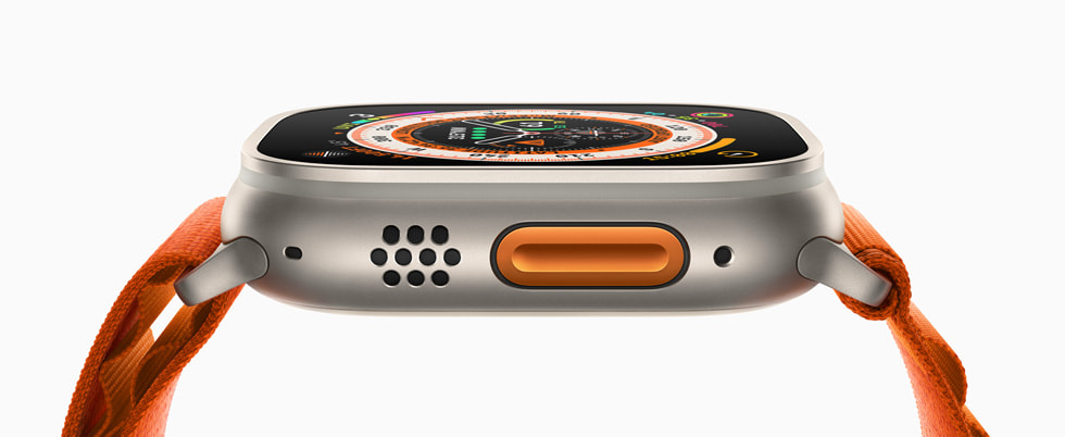 ภาพด้านข้างของ Apple Watch Ultra ที่เห็นปุ่มการทำงานในสีส้มสากล รวมถึงสายนาฬิกาสีส้ม