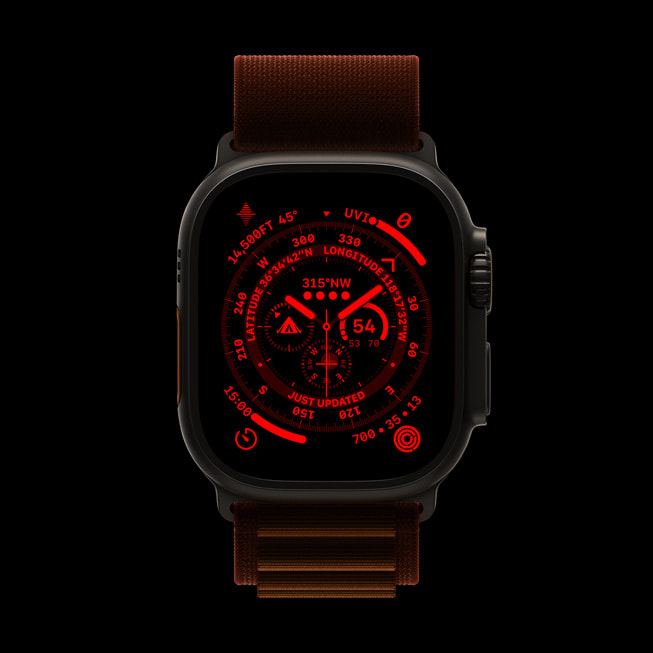 Apple Watch Ultra hiển thị chế độ Ban Đêm, với màn hình màu đỏ phát sáng trên nền đen.
