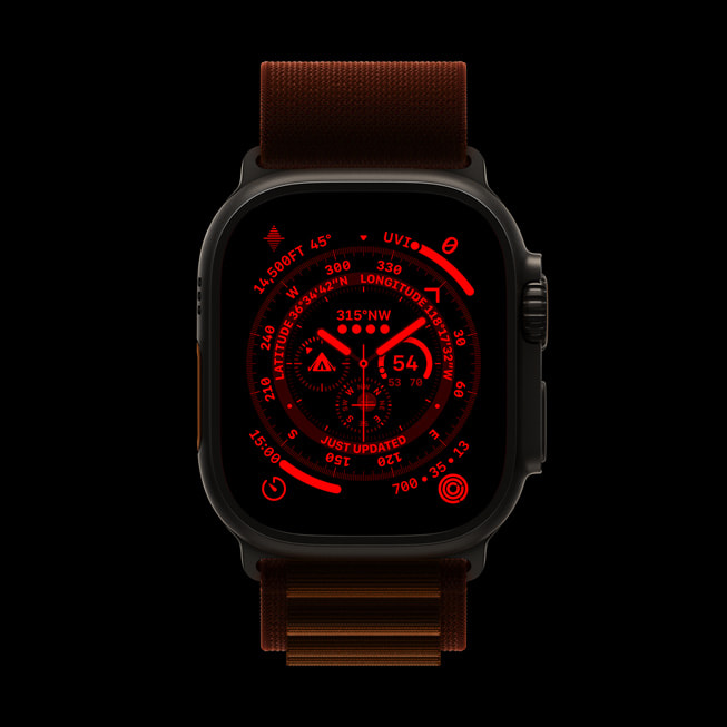 Apple Watch Ultra in modalità Notte con il display rosso illuminato su sfondo scuro.