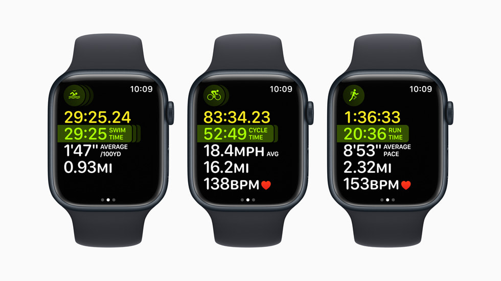 Drei Apple Watch Series 8 Uhren zeigen verschiedene Momente eines Kombinationssport-Trainings, darunter Schwimmen, Radfahren und Laufen. 