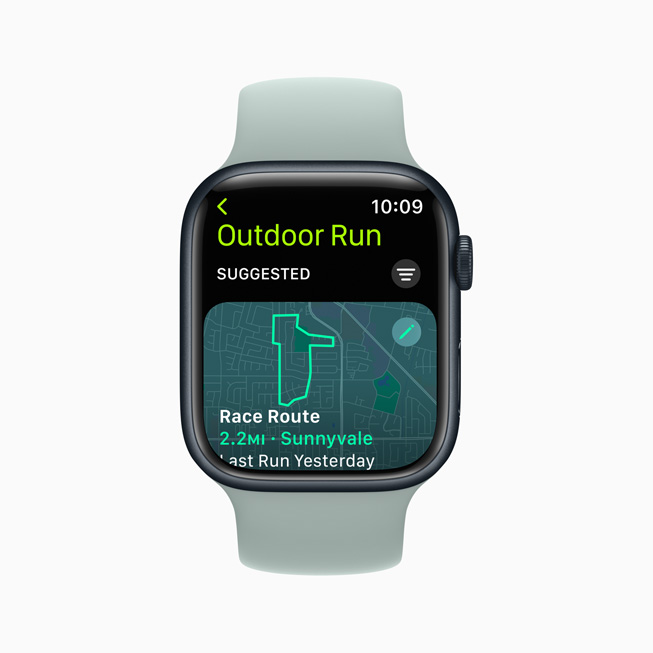 Une Apple Watch Series 8 affiche Course avec itinéraire dans un parcours de Course en plein air.