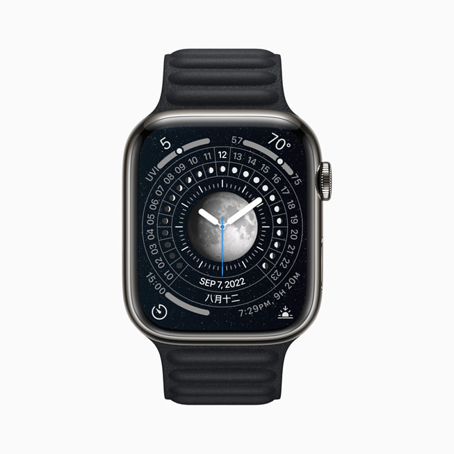 Eine Apple Watch Series 8 mit dem Mond Zifferblatt.