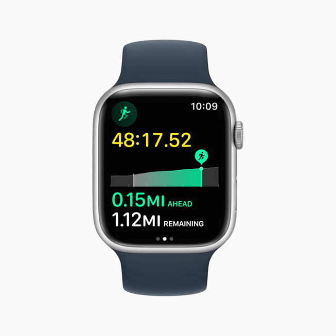 Apple Watch Series 8 affichant des conseils de rythme dans un exercice de course.