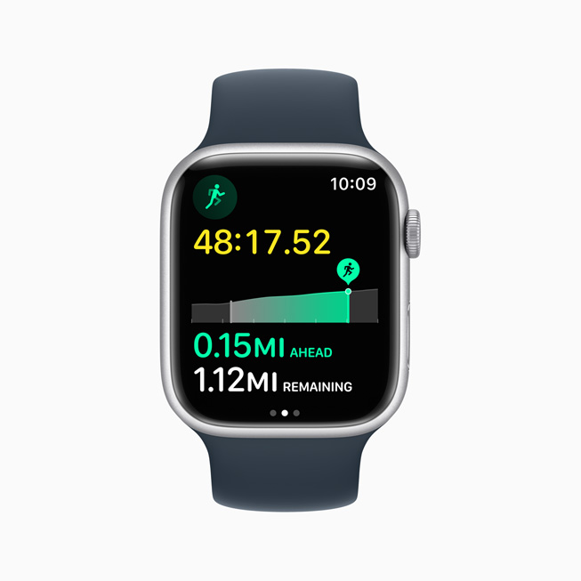 Une Apple Watch Series 8 affiche des conseils de rythme dans un exercice de course.