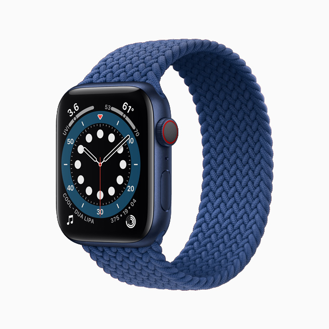 Apple Watch Series 6 med urkasse av blå aluminium og flettet Solo Loop i blå. 