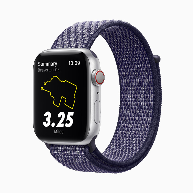 Apple Watch Nike 配上脈衝紫色運動手環。
