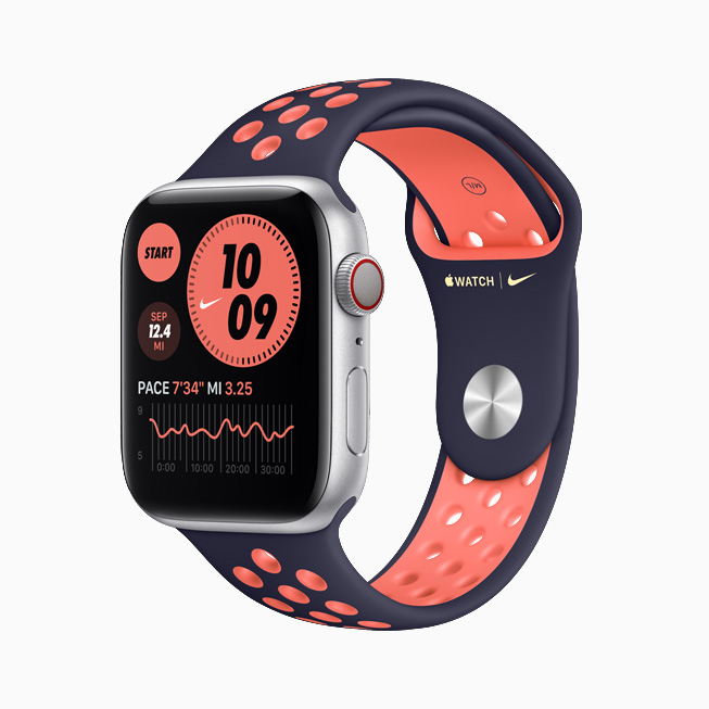 L’Apple Watch Nike avec le Bracelet Sport marine et orange.  