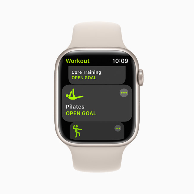 Se muestra el entrenamiento Pilates en un Apple Watch Series 7.