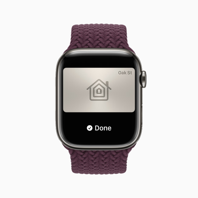 用户在 Apple Watch 上的家居鎖匙圖像。