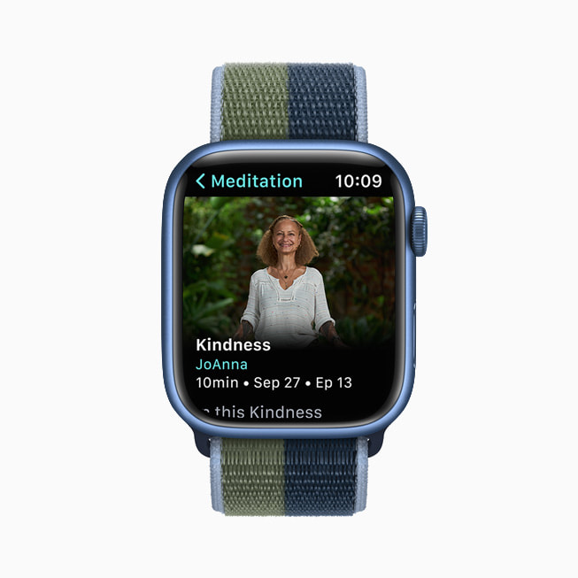 JoAnna, coach Apple Fitness+, anime une séance de méditation sur une Apple Watch Series 7.