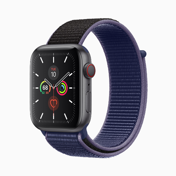 Das Sport Loop in Mitternachtsblau an der Apple Watch Series 5.