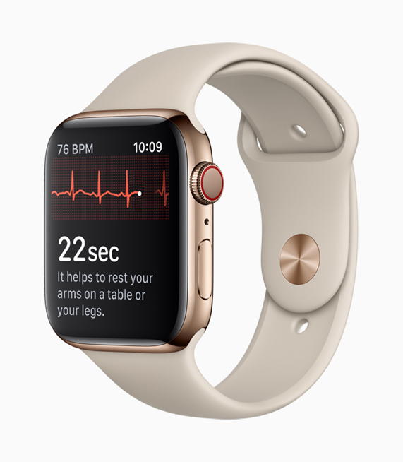 Apple Watch Series 4 골드 모델에 심전도 측정 결과가 표시되는 모습.