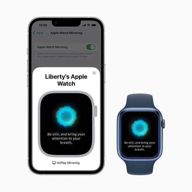 Un iPhone et une Apple Watch associés illustrent comment utiliser la recopie vidéo de l’Apple Watch pour accéder à l’app Respirer.