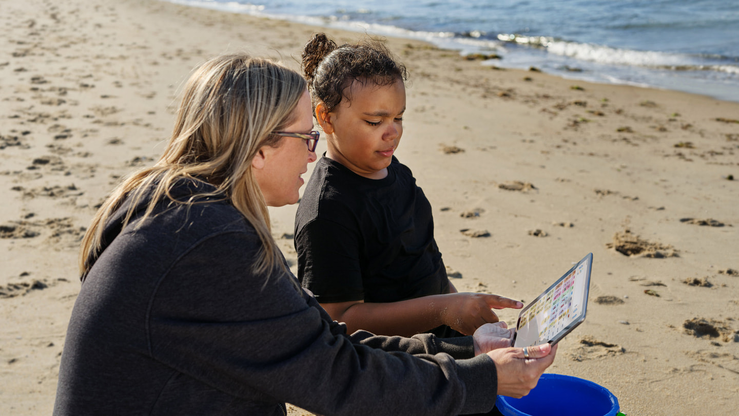 Jay Ashburn (à direita) usa o Proloquo no iPad da mãe para se comunicar com ela em Virginia Beach.